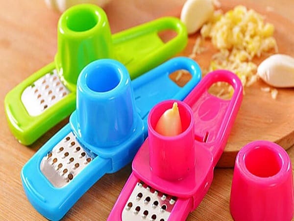 Sử dụng dụng cụ bóc tỏi
