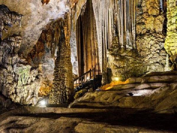 Khám phá chiêm ngưỡng vẻ đẹp kỳ vĩ của Hang Én