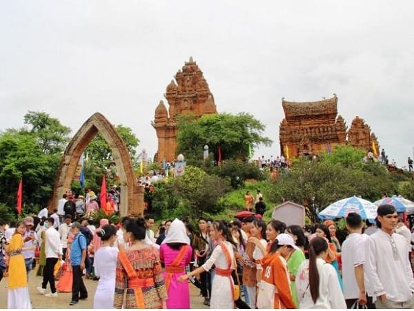 Tham gia các lễ hội truyền thống tại tháp po klong garai