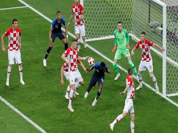 Lỗi bóng chạm tay trong vòng cấm Lỗi bóng chạm tay trong vòng cấm