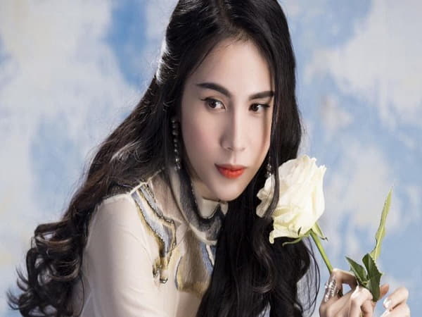 Profile ca sĩ Thủy Tiên